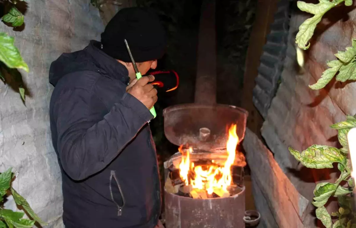 Mersin'de Sibirya soğukları sebebiyle üreticiler, seralarda zirai don nöbeti tutmaya