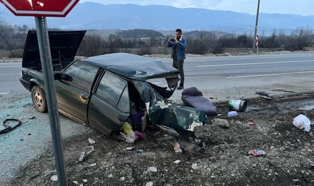 Bolu’nun Mudurnu ilçesinde otomobil, karşı yönden gelen otomobille çarpıştı. Çarpışmanın
