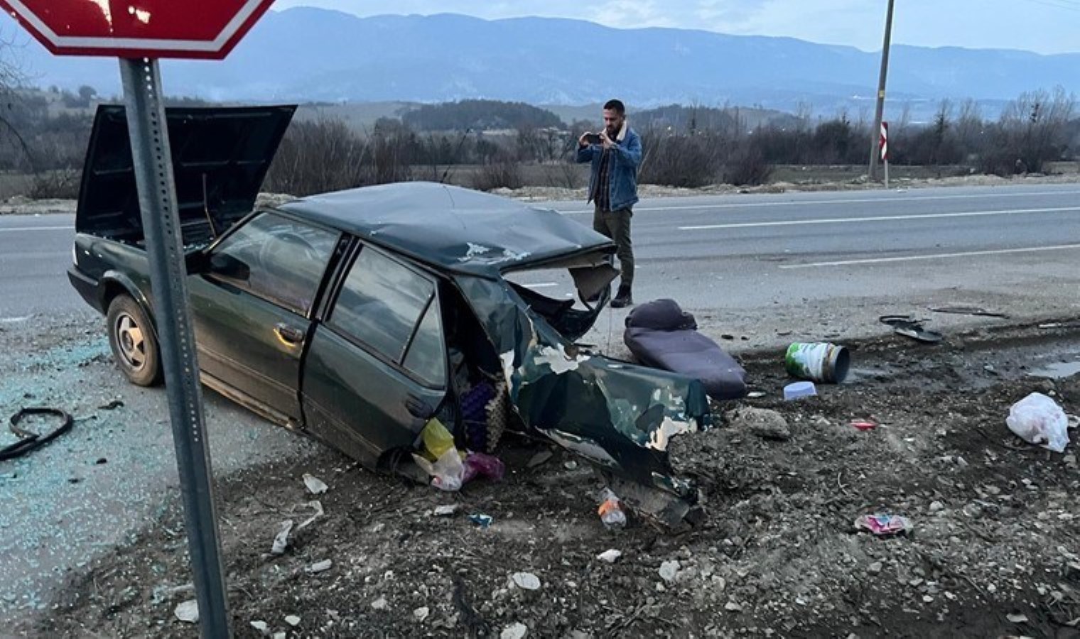 Bolu’nun Mudurnu ilçesinde otomobil, karşı yönden gelen otomobille çarpıştı. Çarpışmanın