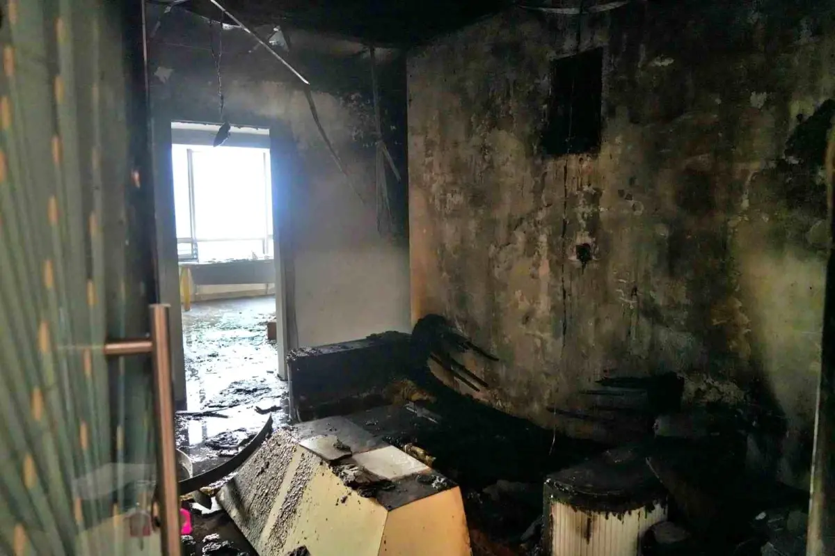 Antalya'da bir ofiste çıkan yangın, eşyaları küle çevirdi. Kiracı 1.5