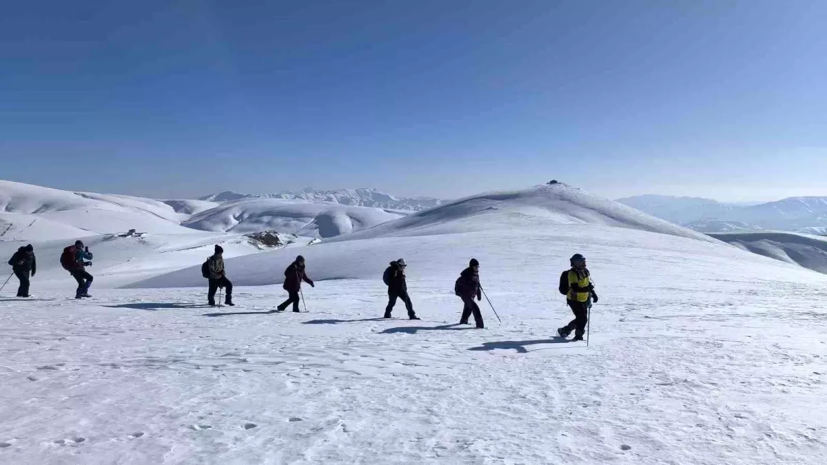 Muş'ta doğa tutkunları, zorlu Çavuştepe Zirvesi'ne tırmanarak eşsiz manzaralar ve