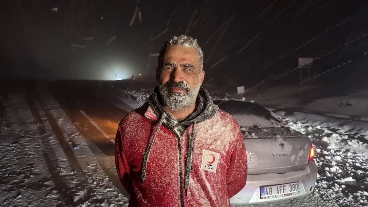 Muş'ta etkili kar ve tipi nedeniyle mahsur kalan araçlar, ekiplerin