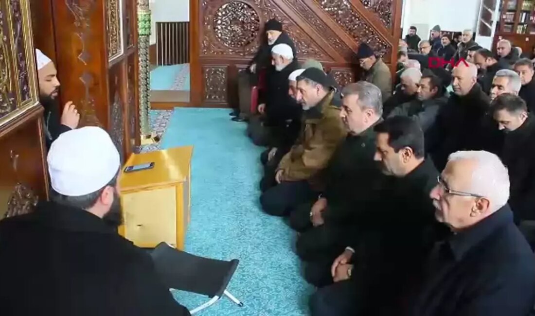 Mustafa Destici, deprem şehitlerinin anısını yaşatmak amacıyla düzenlenen mevlide katıldı.