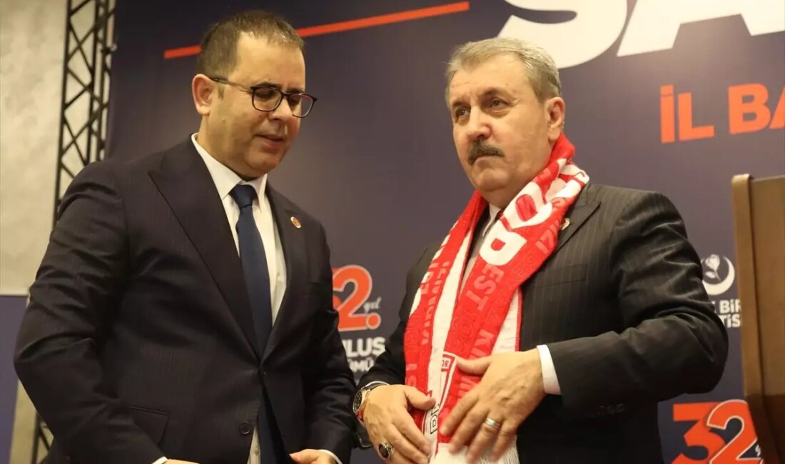 Mustafa Destici, darbe ve disiplin cezaları konusundaki görüşlerini paylaşıyor. Ülke