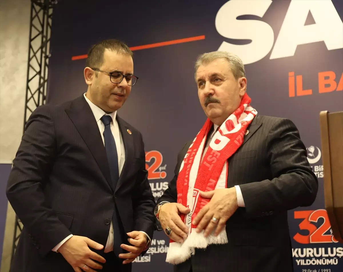 Mustafa Destici, darbe ve disiplin cezaları konusundaki görüşlerini paylaşıyor. Ülke