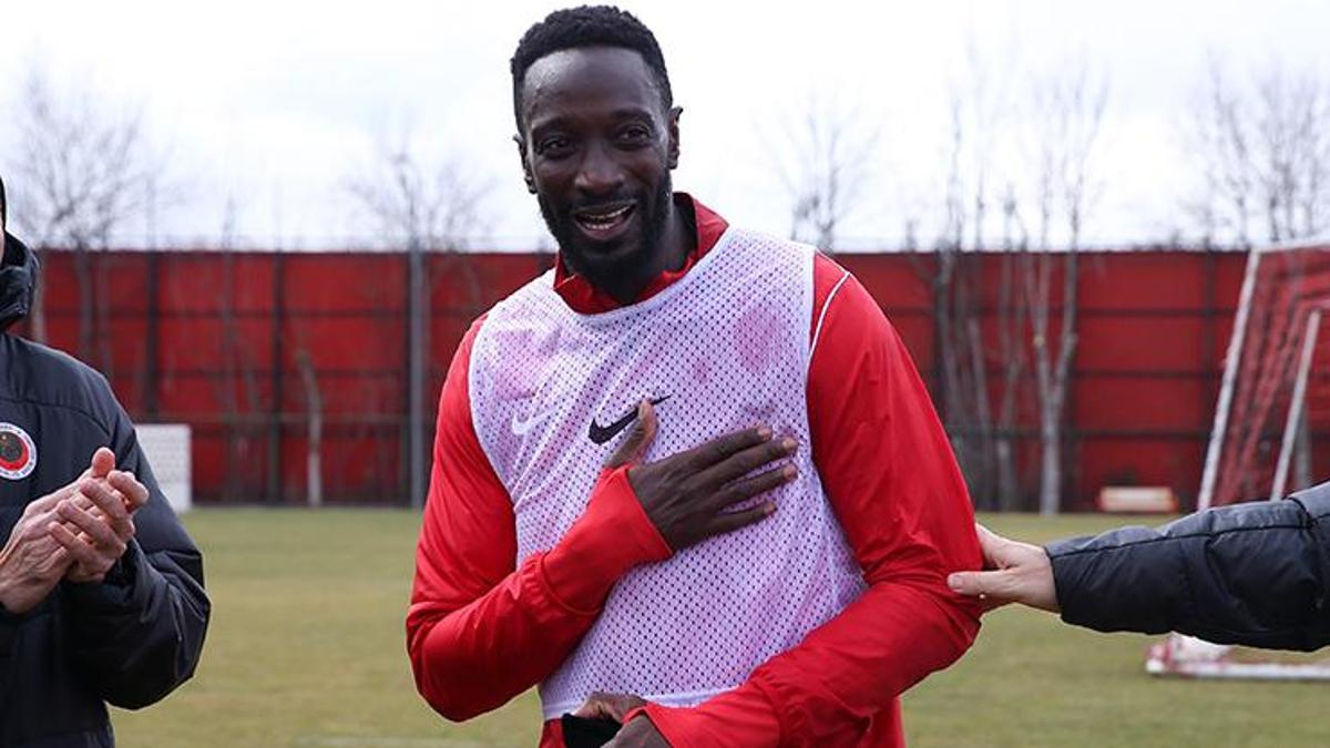 Mustapha Yatabare, futbolculuk kariyerine veda etti. Bu yazıda, Yatabare'nin unutulmaz