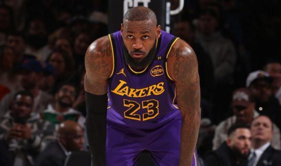 NBA Gecesi'nde LeBron James, Lakers formasıyla tarihi bir triple-double performansı