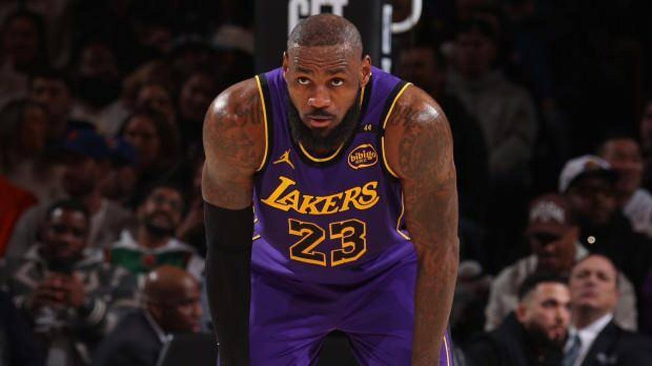 NBA Gecesi'nde LeBron James, Lakers formasıyla tarihi bir triple-double performansı