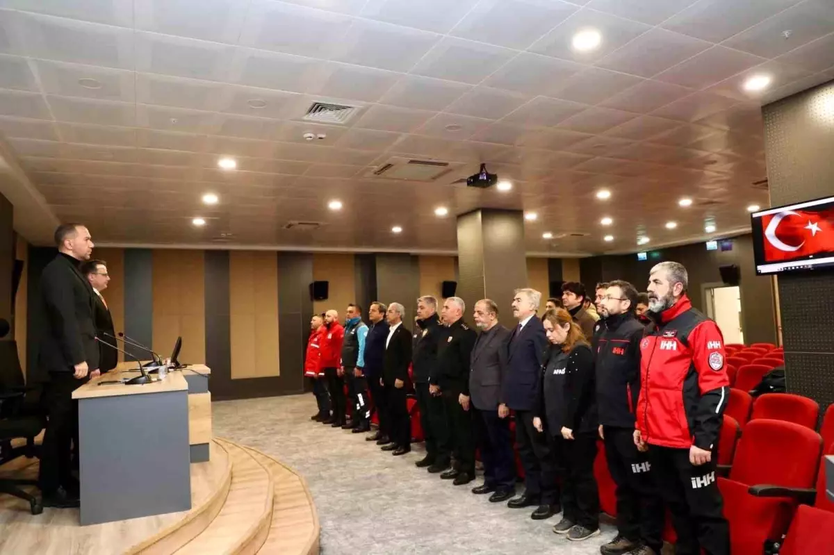 Niğde'de düzenlenen Deprem Şehitleri Anma Töreni, hayatını kaybedenleri anmak ve