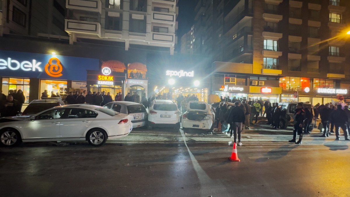 Niğde'de Zincirleme Trafik Kazası: 4 Yaralı
