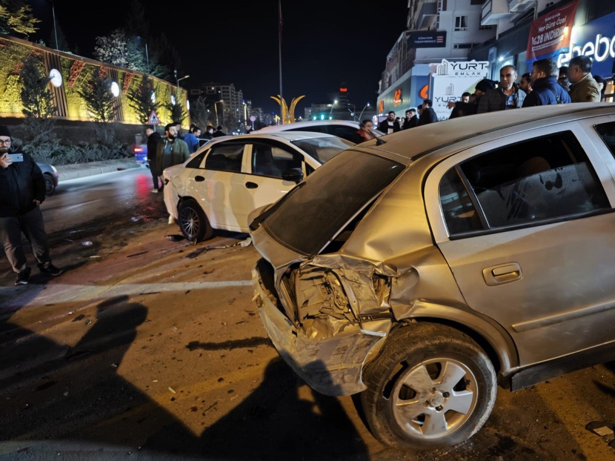 Niğde'de Zincirleme Trafik Kazası: 4 Yaralı