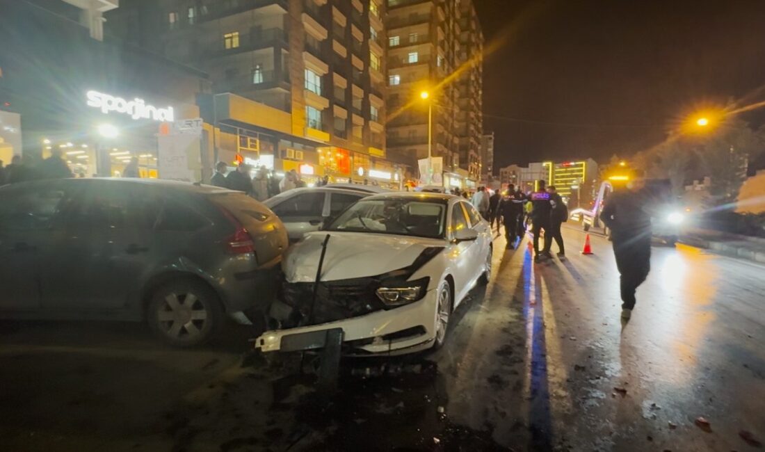 Niğde'de meydana gelen zincirleme trafik kazasında 4 kişi yaralandı. Olay