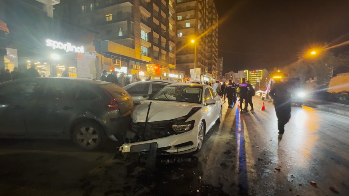 Niğde'de meydana gelen zincirleme trafik kazasında 4 kişi yaralandı. Olay