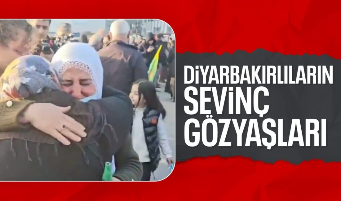 Abdullah Öcalan'ın PKK'nın kendini lağvetme davetini kent merkezlerinde kurulan ekranlardan