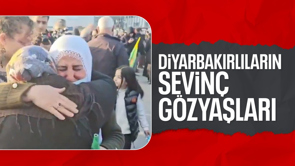 Abdullah Öcalan'ın PKK'nın kendini lağvetme davetini kent merkezlerinde kurulan ekranlardan