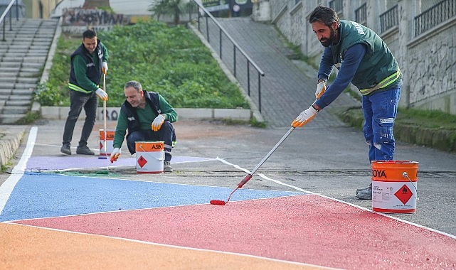 Öğrencilerin yaya güvenliğini artırmak için geliştirilen renkli yol uygulamalarını keşfedin.
