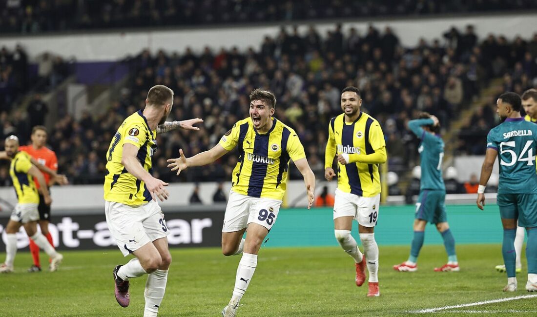 Galatasaray - Fenerbahçe derbisi öncesinde teknik yöneticiler Okan Buruk ve