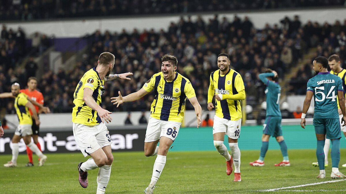 Galatasaray - Fenerbahçe derbisi öncesinde teknik yöneticiler Okan Buruk ve