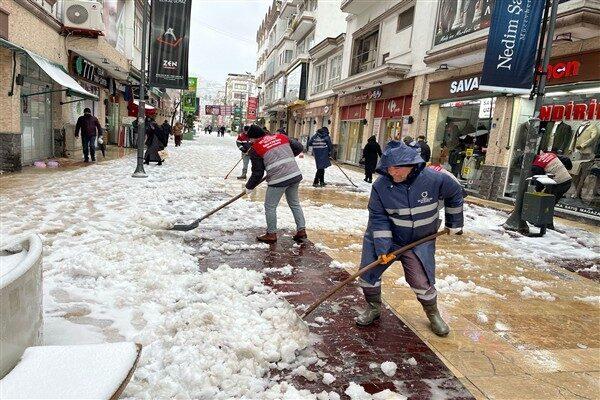 Ordu Büyükşehir Belediyesi ekipleri, yoğun kar yağışının etkili olduğu ilçelerde