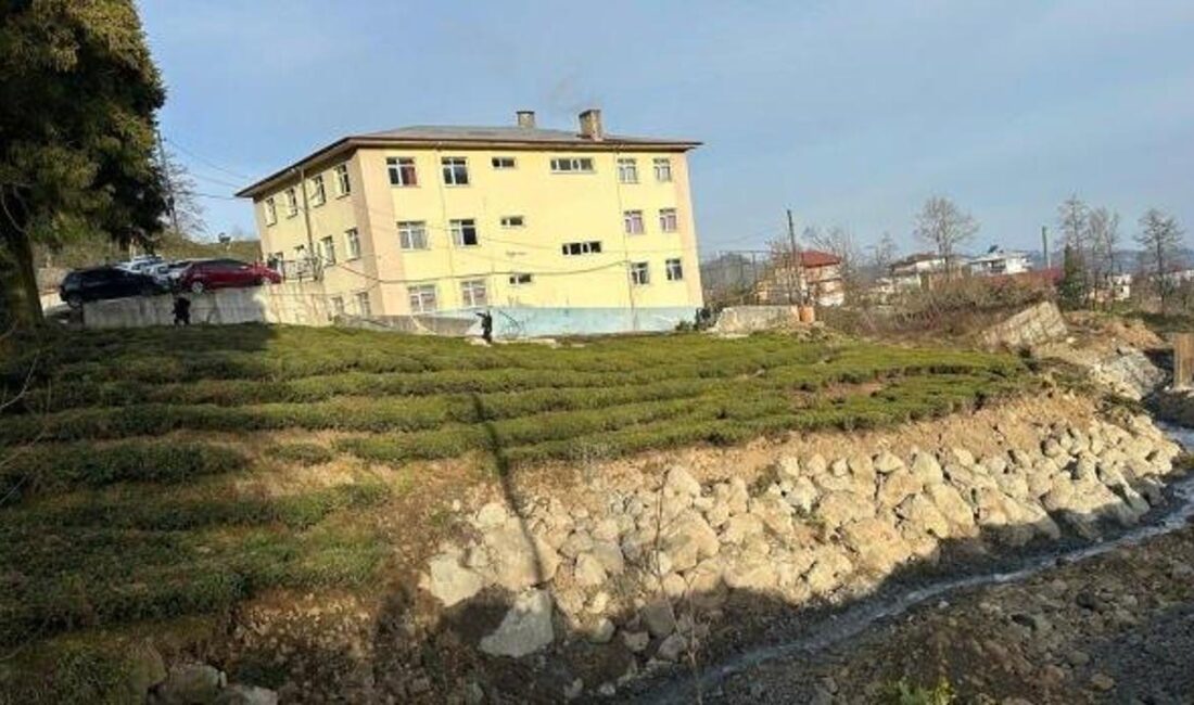 Ortapazar Ortaokulu'nda eğitim faaliyetlerine ara verildi. Öğrencilerin ve velilerin merakla