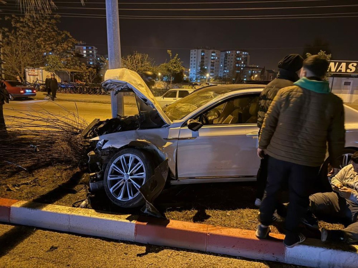 Osmaniye'de Kaza: Sürücü Refüjdeki Ağaca Çarptı