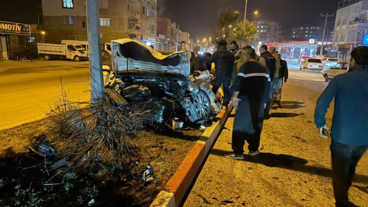 Osmaniye'de meydana gelen trafik kazasında bir sürücü, refüjdeki bir ağaca