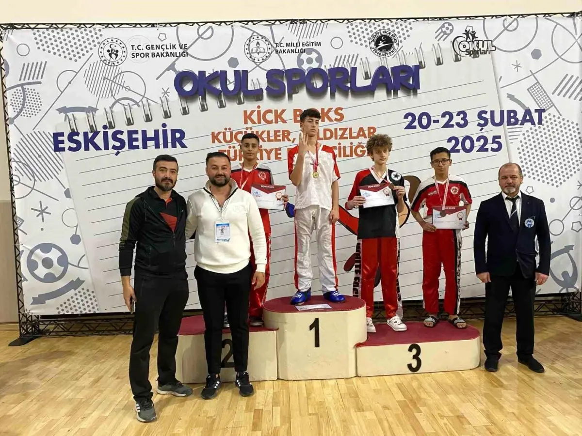 Eskişehir'de düzenlenen Okul Sporları Küçükler ve Yıldızlar Kick Boks Türkiye