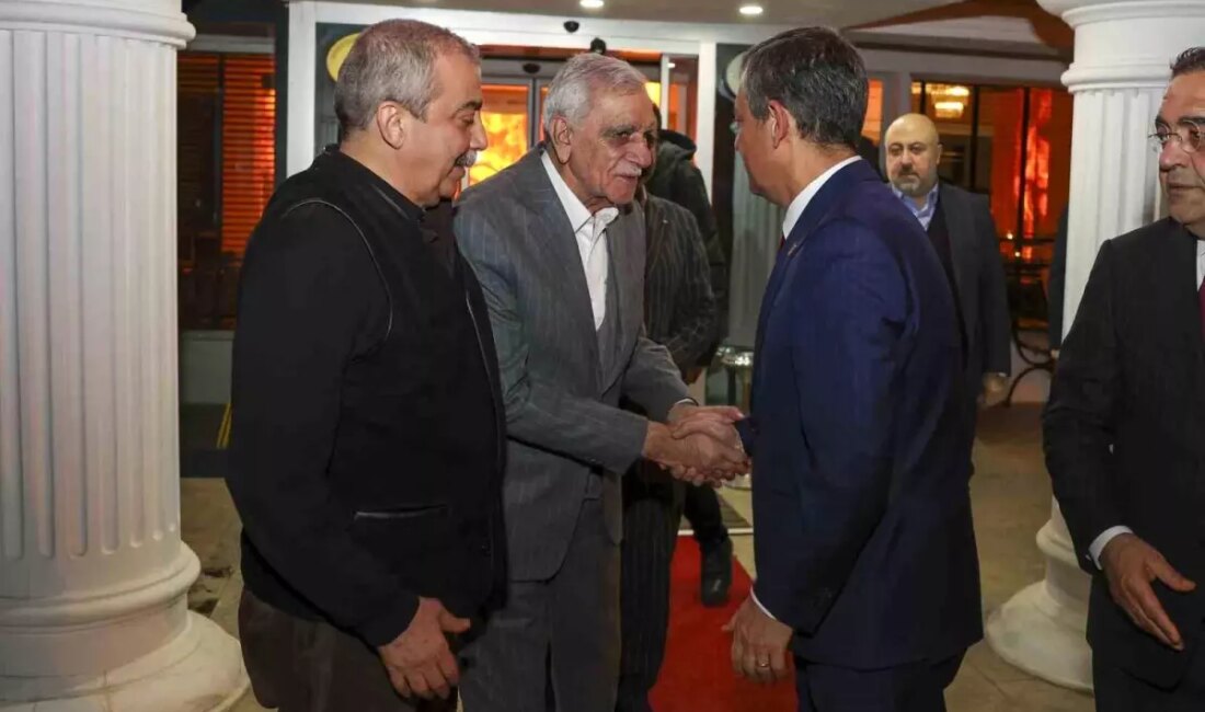 CHP'li Özgür Özel, hastanede tedavi gören Ahmet Türk'ü ziyaret ederek
