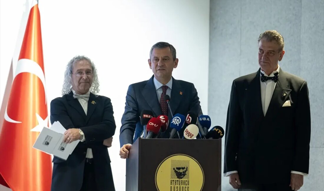 Özgür Özel, teğmenlere destek vererek siyasi hedeflerini vurguladı. Askerlerin ihtiyaçlarına
