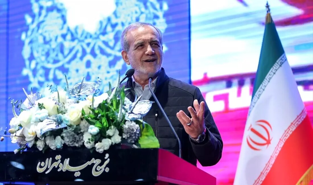 İran Cumhurbaşkanı Pezeşkiyan, Tebriz Kültür Haftası'nda Şehriyar'ın şiirini okurken uyarıldı.