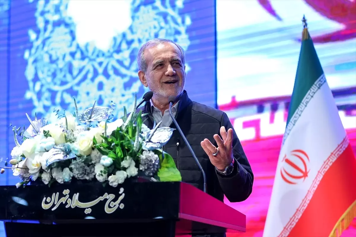 İran Cumhurbaşkanı Pezeşkiyan, Tebriz Kültür Haftası'nda Şehriyar'ın şiirini okurken uyarıldı.