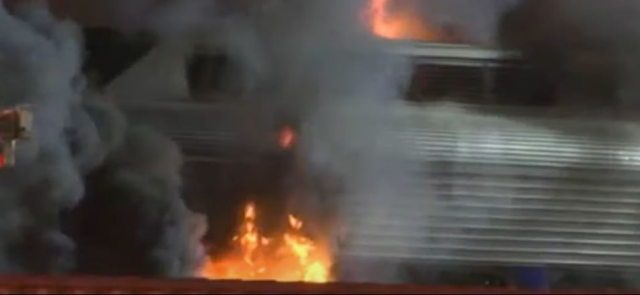 Philadelphia'da Banliyö Treni Yangını: Yolcular Panik İçinde Tahliye Edildi