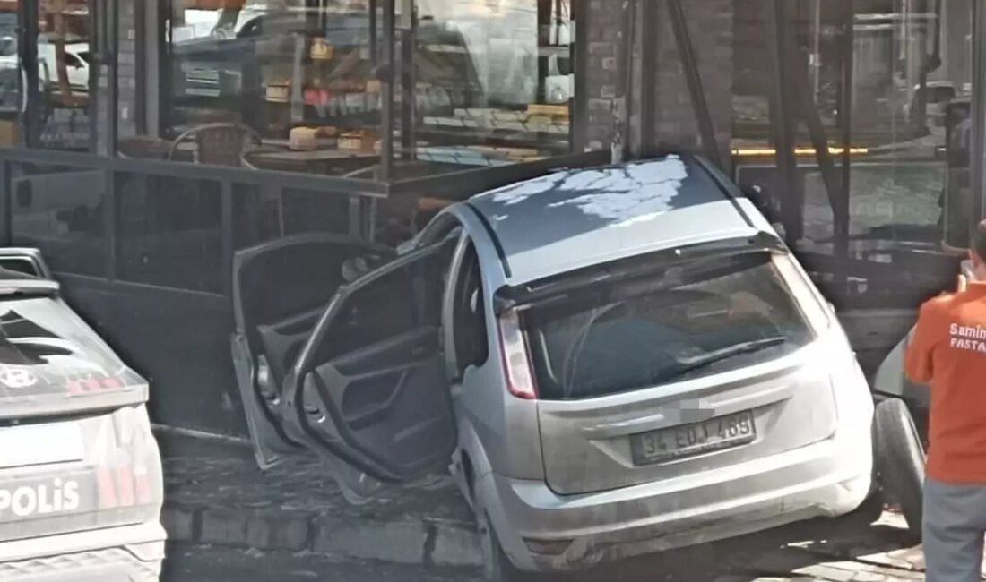 Polisten Kaçan Araç Pastaneye Daldı Esenyurt'ta polis uygulamasından kaçan araç pastaneye çarparken 50 bin dolar