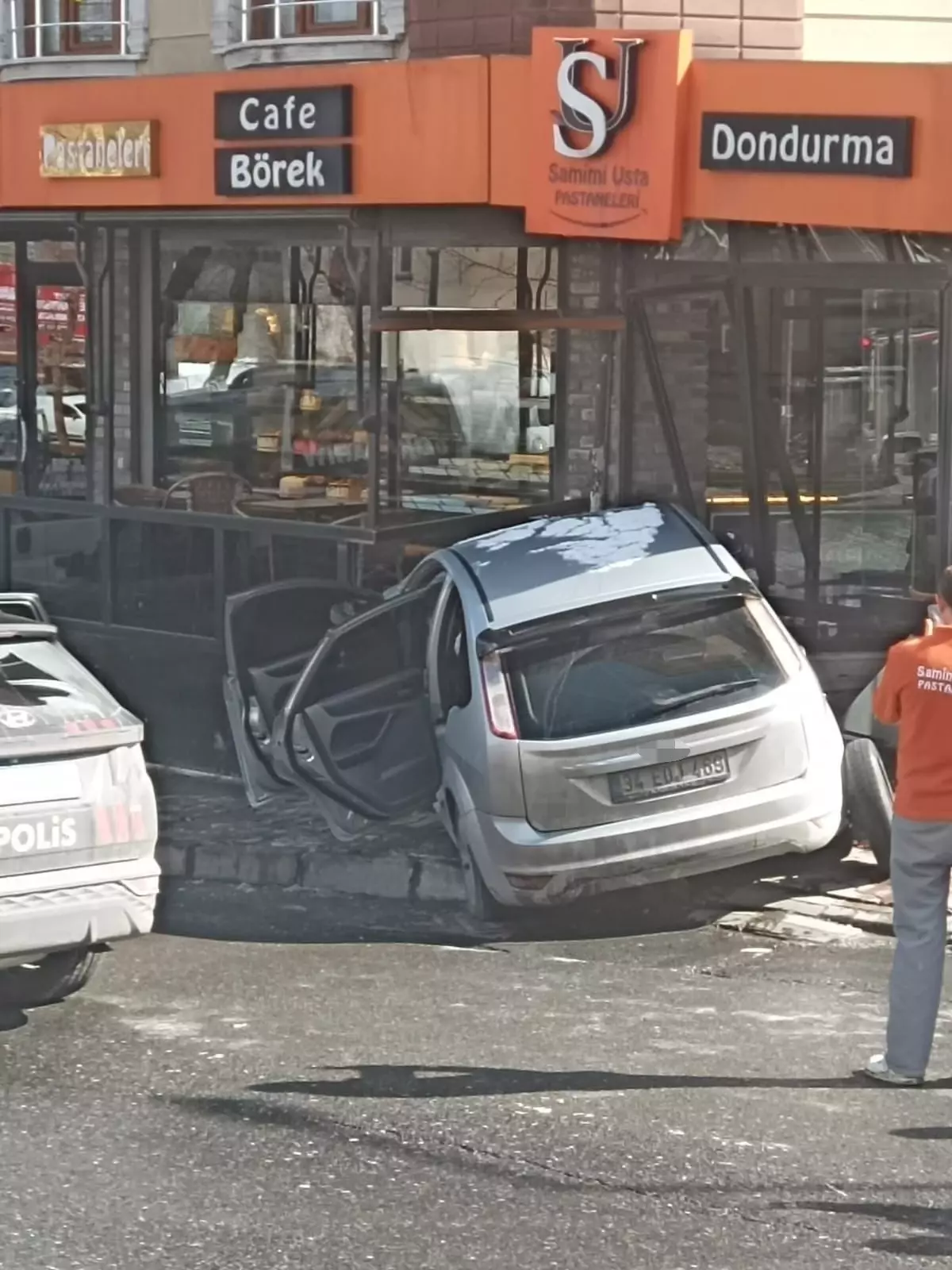 Esenyurt'ta polis uygulamasından kaçan araç pastaneye çarparken 50 bin dolar