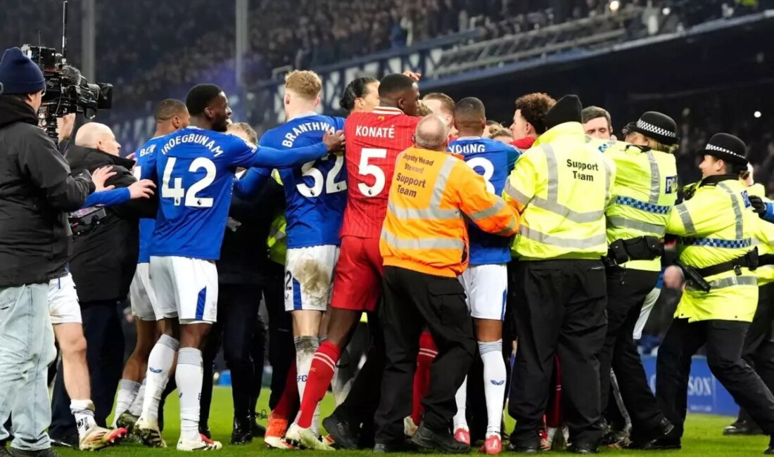 Premier Lig'de Liverpool - Everton maçı, son dakikada atılan şok
