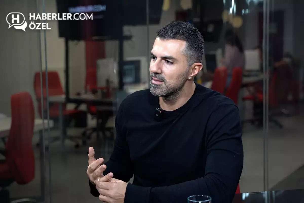Raşit Bağzıbağlı'nın moda dünyasındaki yolculuğunu ve kişisel deneyimlerini keşfedin. Tasarımın