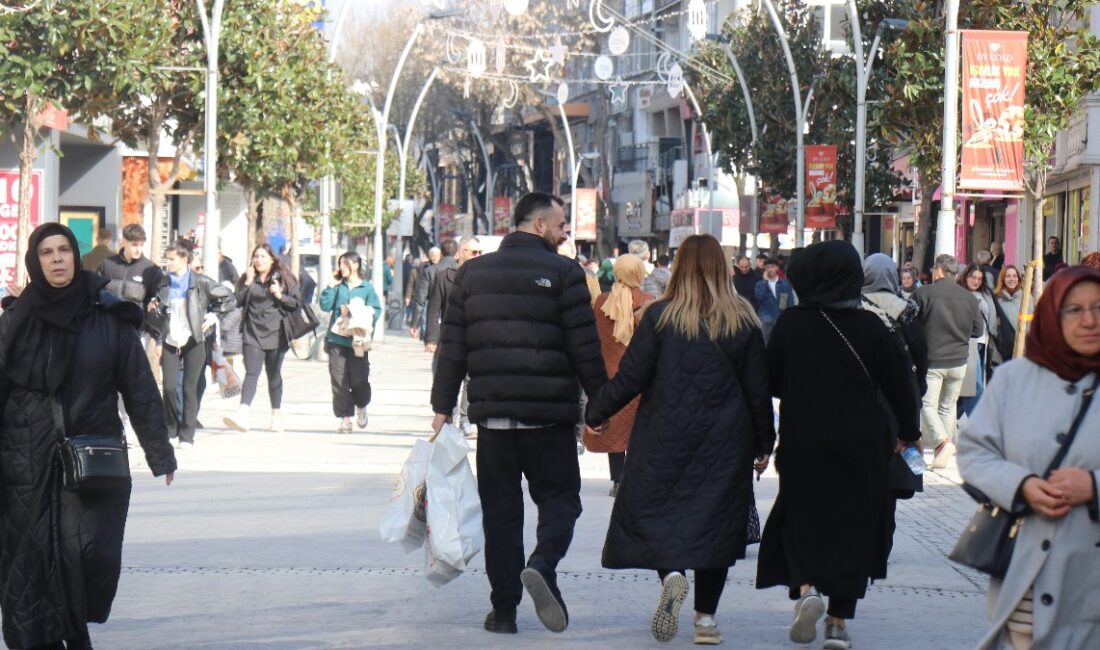 Sakarya’da Ramazan alışverişini son güne bırakan vatandaşlar, çarşı ve pazarlarda