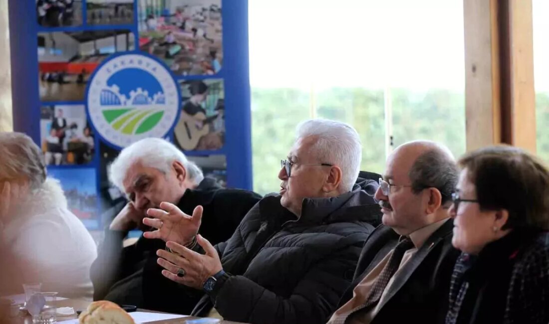 Sakarya Büyükşehir Belediyesi tarafından düzenlenen 'Kuşak Buluşmaları' programının birinci oturumu,