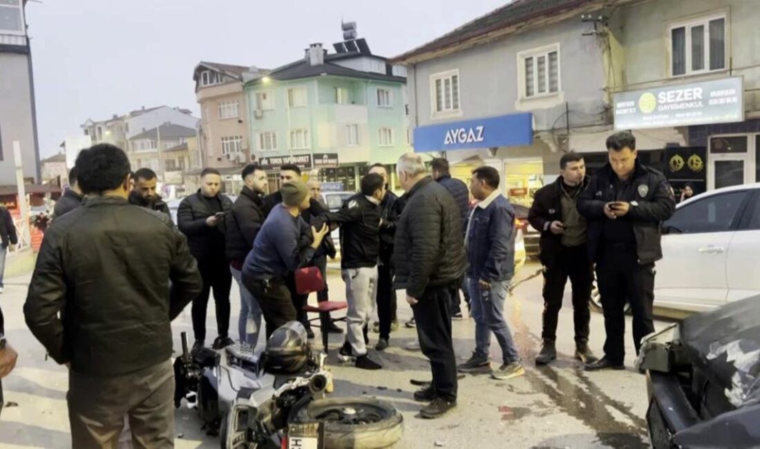 Sakarya'da meydana gelen kazada, ters şeride giren bir araç ile