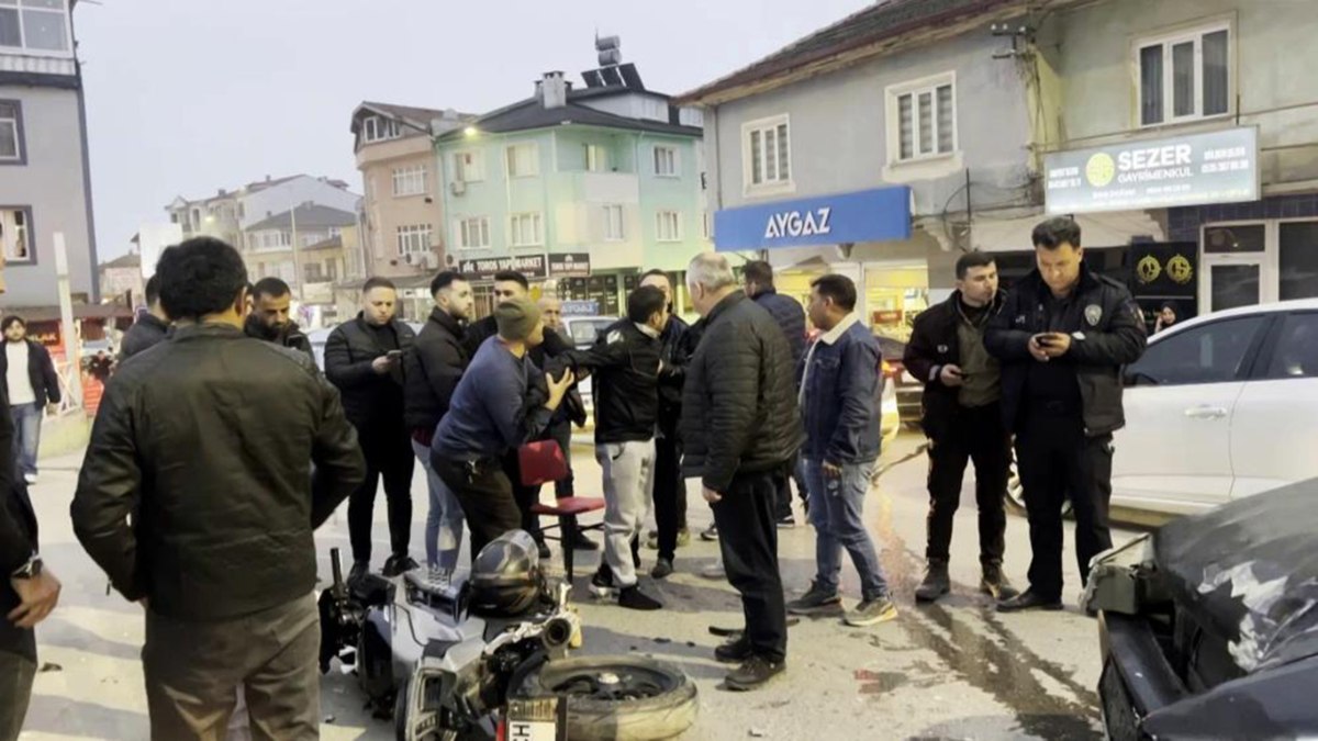 Sakarya'da meydana gelen kazada, ters şeride giren bir araç ile