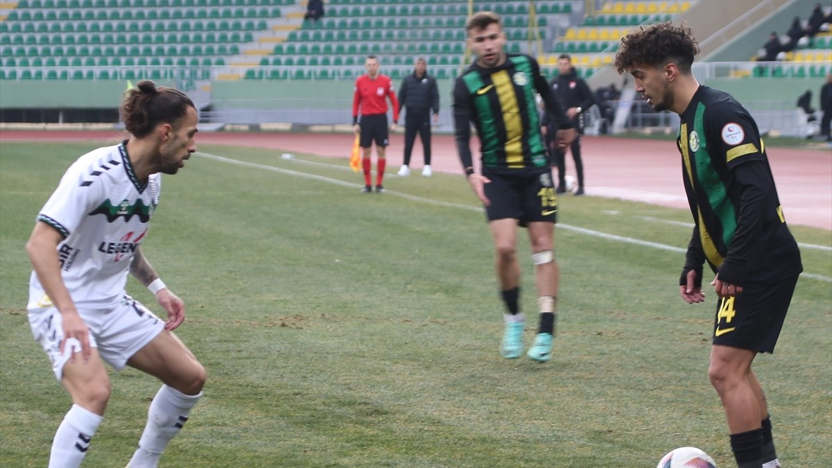 Sakaryaspor, Şanlıurfaspor'u 1-0 mağlup ederek önemli bir galibiyet elde etti.