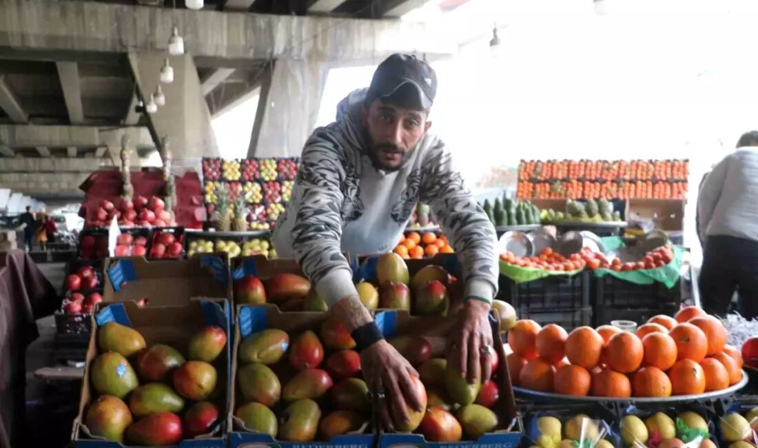 Suriye'de ithal ürün yasağının kalkmasıyla Şam'da tropikal meyve satışları arttı.