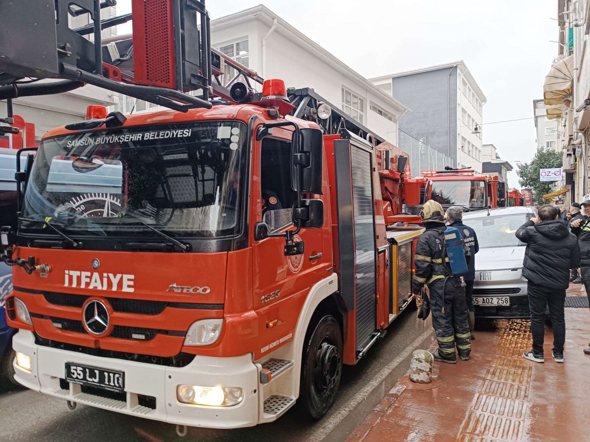 Samsun'da Apartman Çatısında Duman Paniği