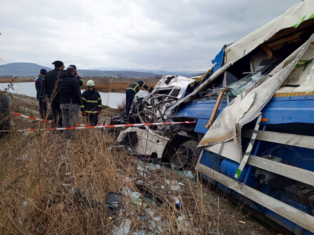 Samsun'da Buğday Yüklü Tırın Kaza Yapması: 1 Ölü, 2 Yaralı
