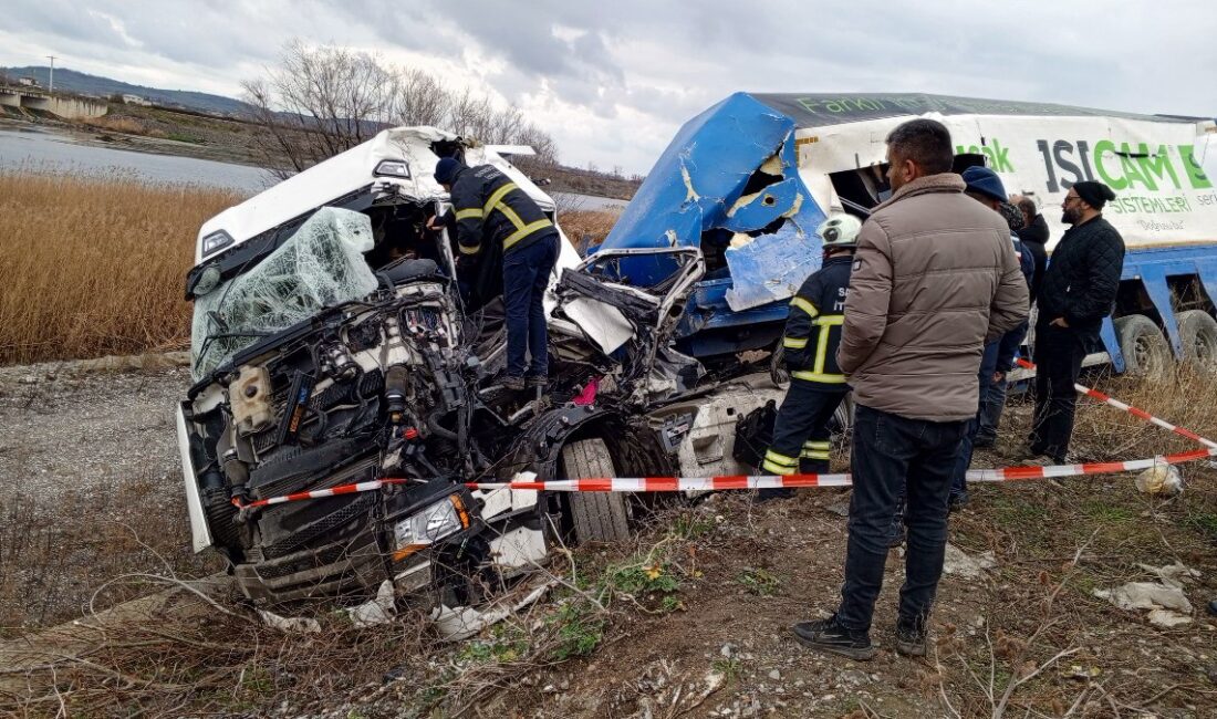 Samsun'da bir buğday yüklü tırın kaza yapması sonucu 1 kişi