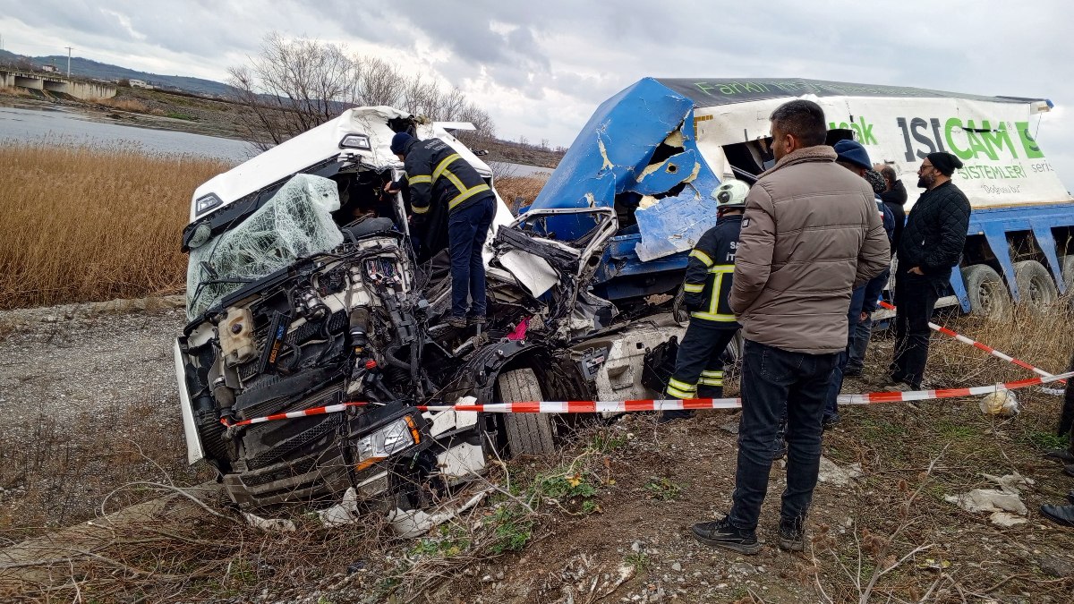 Samsun'da bir buğday yüklü tırın kaza yapması sonucu 1 kişi