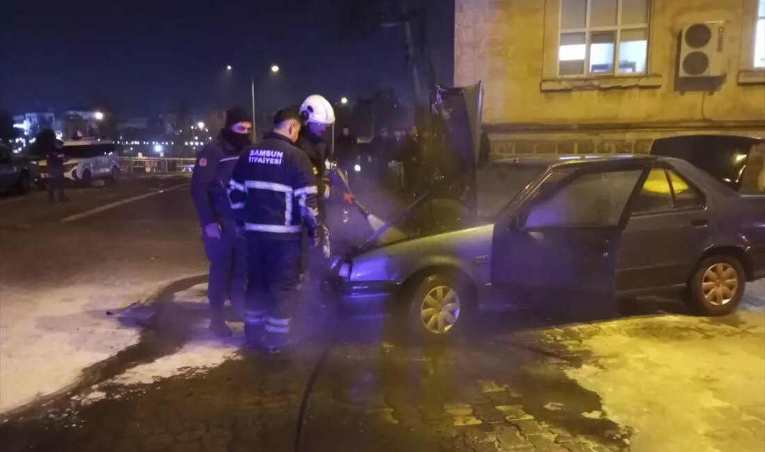 Samsun'da seyir halindeki bir otomobilde aniden yangın çıktı. Olay yerinde