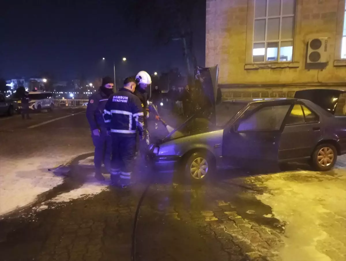 Samsun'da seyir halindeki bir otomobilde aniden yangın çıktı. Olay yerinde