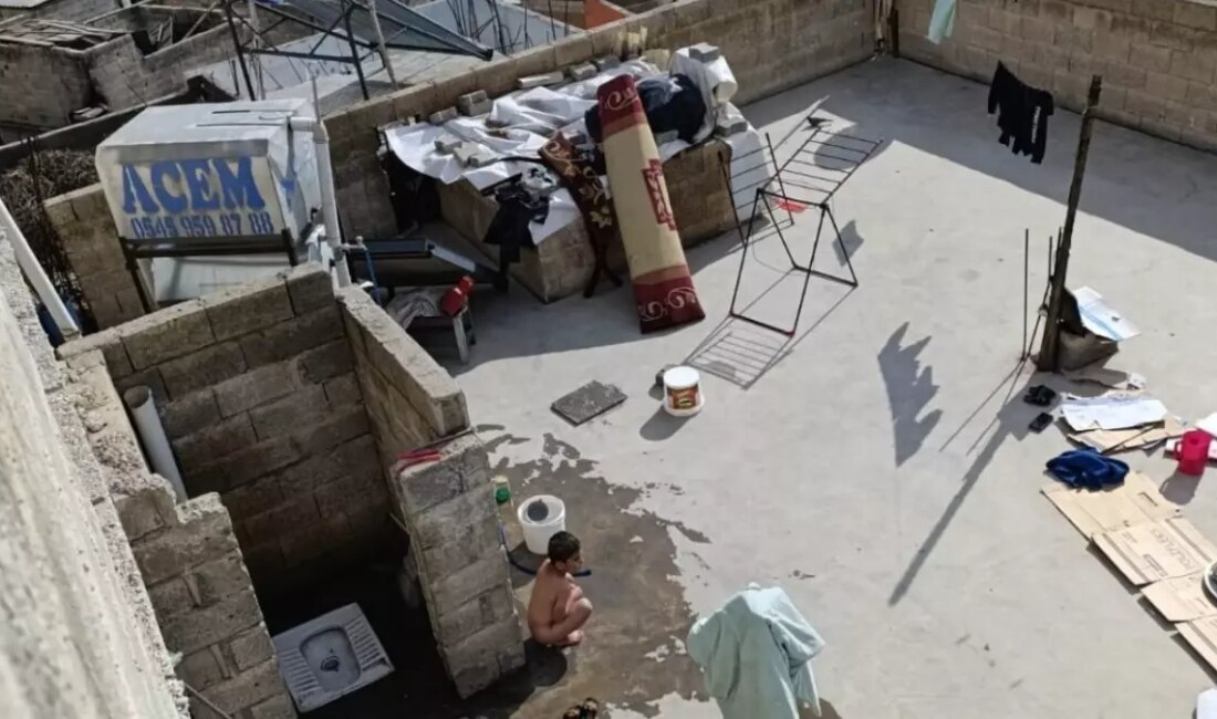 Şanlıurfa'da, tuvaletlerini altlarına yaptıkları gerekçesiyle 5 ve 7 yaşındaki iki