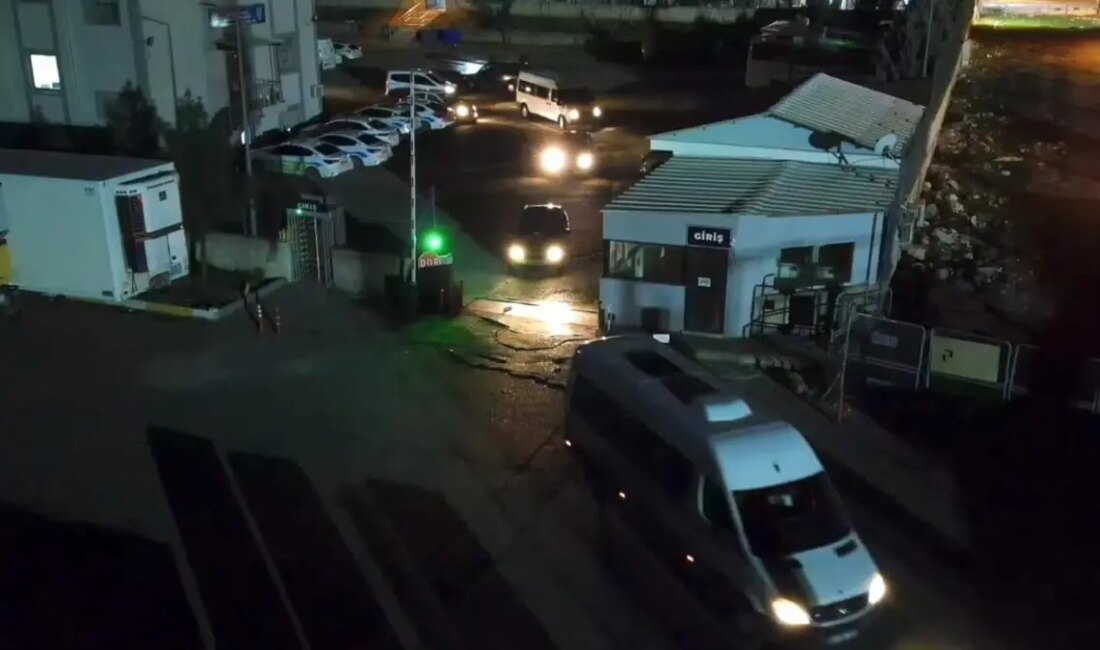 Şanlıurfa merkezli operasyonda 12 zanlıdan 10'u gözaltına alındı. Soruşturma sürüyor.
